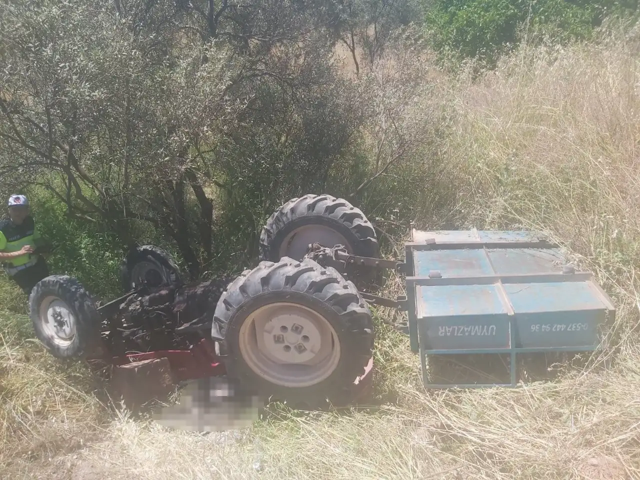 Yunusemre’de Traktör Zeytinliğe Devrildi: 76 Yaşındaki Sürücü Hayatını Kaybetti