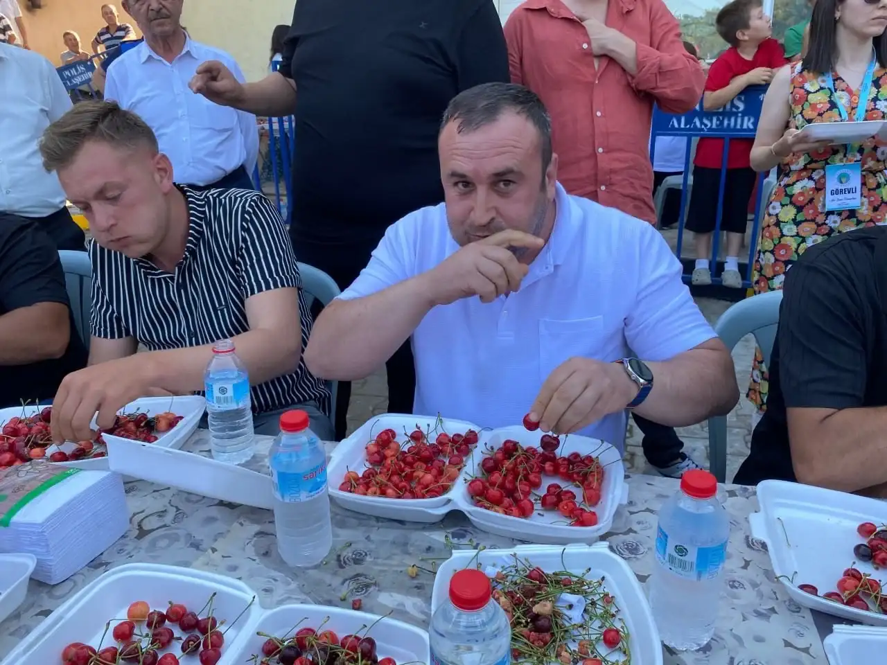 Manisa'da İnanılmaz Rekabet! 5 Dakikada Kilo Kilo Kiraz Tüketti, Yarım Altını Sadece 2 Gram Farkla Kaptı