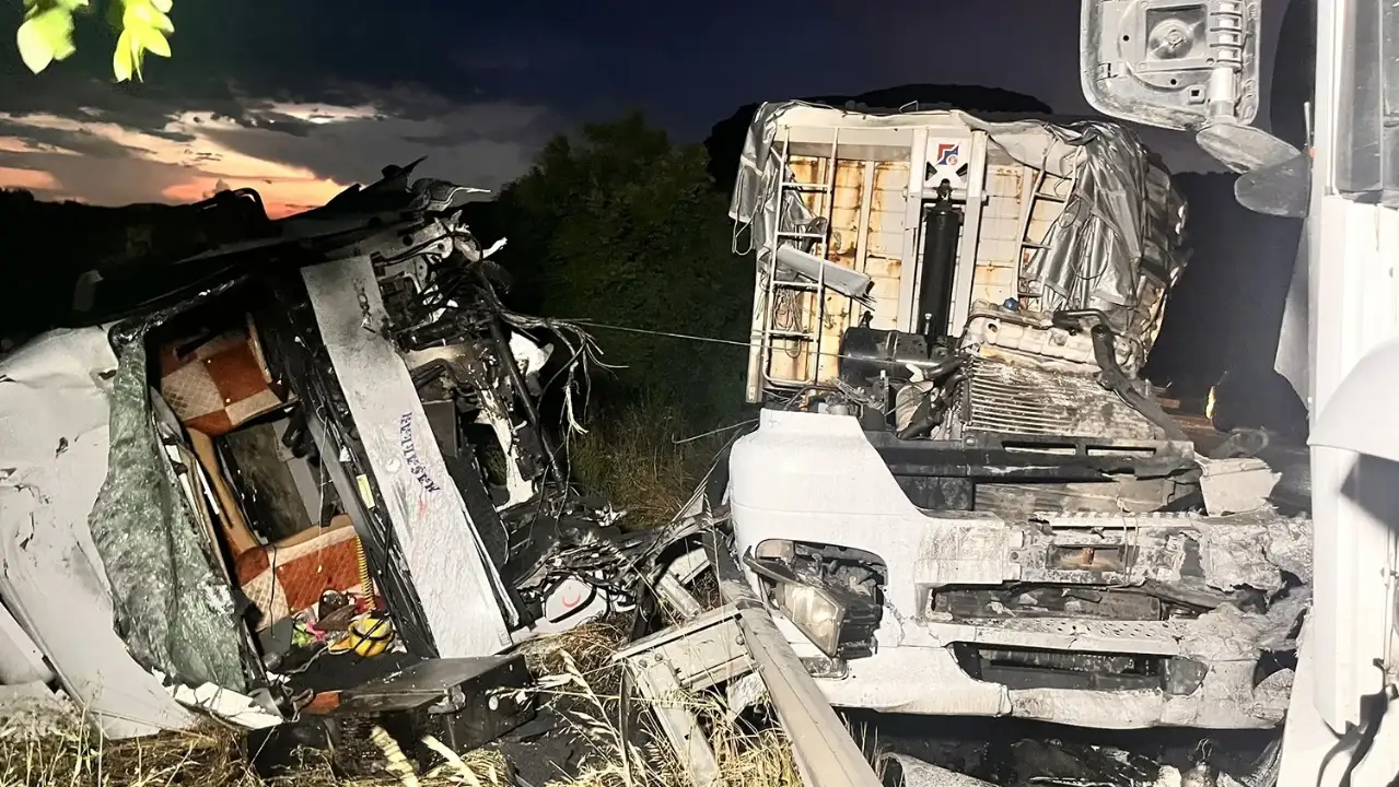 Kula'da Feci Tır Çarpışması! D300 Karayolu Savaş Alanına Döndü: Çarpışmanın Şiddetiyle Kupası Koptu