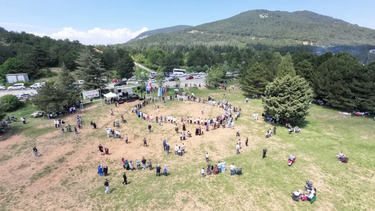 Spil Dağı'nda Tarihi Rekor! 15 Bin Kişi Aynı Anda Horona Durdu, Karadeniz Rüzgarı Manisa'yı Salladı