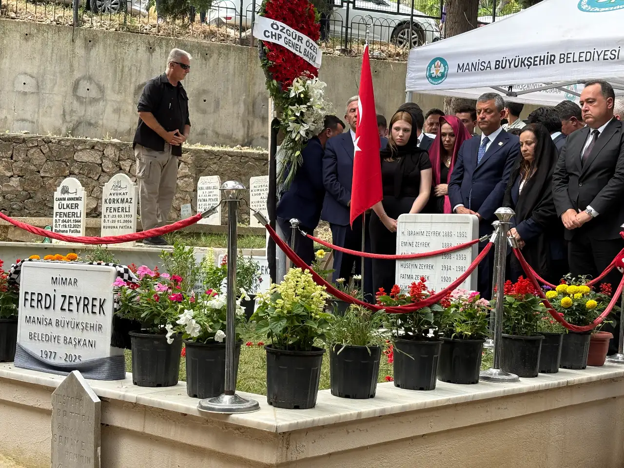 Manisa'da Duygu Dolu Anlar! Özgür Özel ve Mansur Yavaş Ferdi Zeyrek İçin Cumhuriyet Meydanı'ndaydı