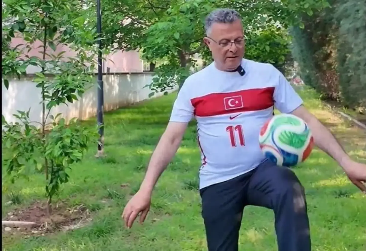 Alaşehir Belediyesi'nden Milli Takım'a Muhteşem Destek! Başkan ve Personel Top Sektirdi: O Görüntüler Gündem Oldu